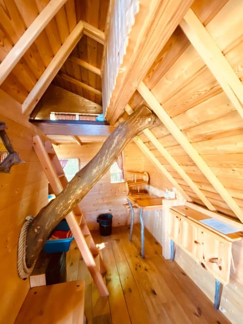 Intérieure en bois de la cabane Pomottes - équipements sommaires - cabanes en lorraine -domaine les béliers