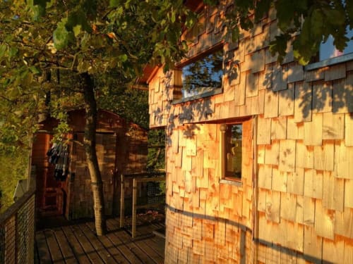 Vue extérieure de la cabane depuis la terrasse - cabanes en lorraine, hébergements insolites 