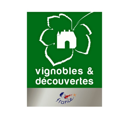  Le label Vignobles & Découvertes est attribué pour une durée de 3 ans par Atout France, après recommandation du Conseil Supérieur de l’Œnotourisme, à une destination à vocation touristique et viticole proposant une offre de produits touristiques multiples et complémentaires (hébergement, restauration, visite de cave et dégustation, musée, événement,…) et permettant au client de faciliter l’organisation de son séjour et de l’orienter sur des prestations qualifiées.
