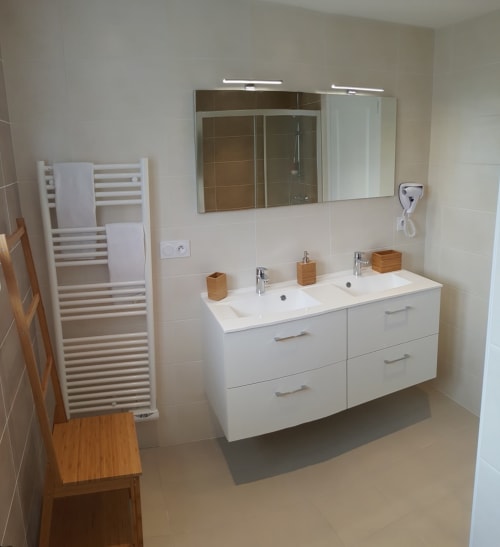 grande salle de bain à bayeux - visiter les plages du débarquement 
