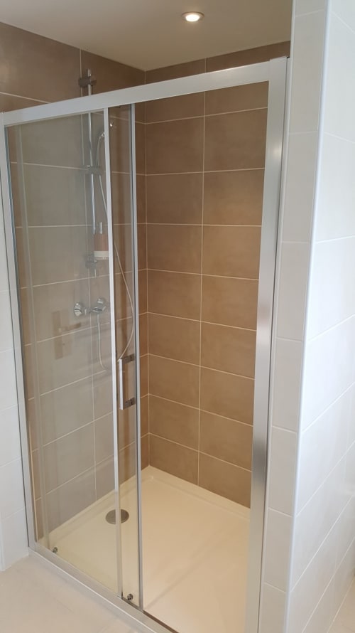 salle de bain et douche - Le Castel à bayeux - gite à louer