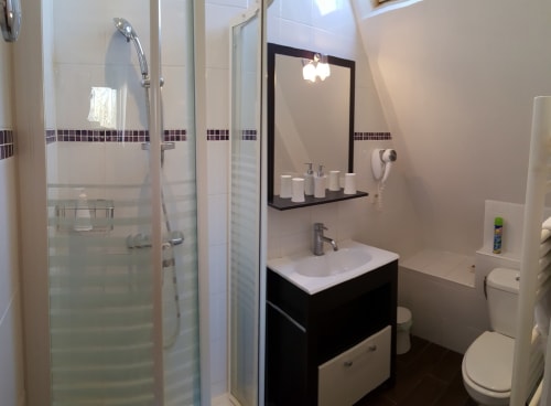guest room at castel bayeux - bathroom
