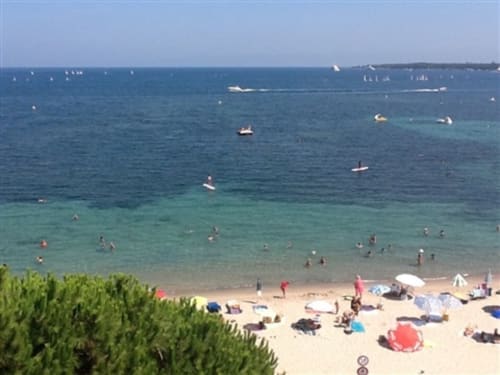 Vue panoramique sur la mer, de la terrasse de la location vacances le Fettolina à Cannes sur la Pointe Croisette Accès direct à la plage Gazagnaire - Les pieds dans l'eau.