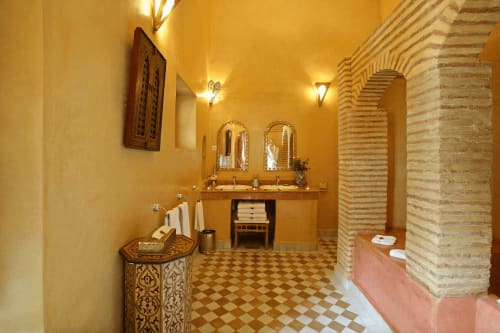 suite with bathroom 