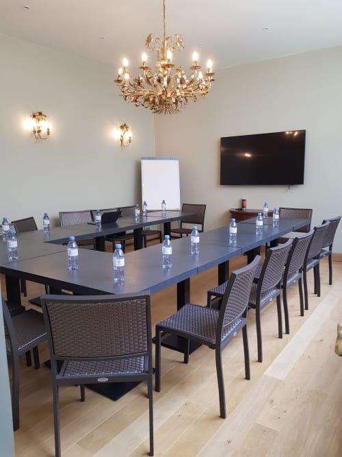 Salle de conférence moderne de l'hôtel Les Cabines à Houlgate avec table en U et lustre élégant