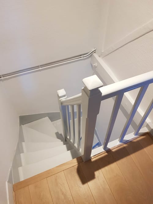 Escalier aux marches blanches et rampe bleue de la villa Les Cabines, Houlgate