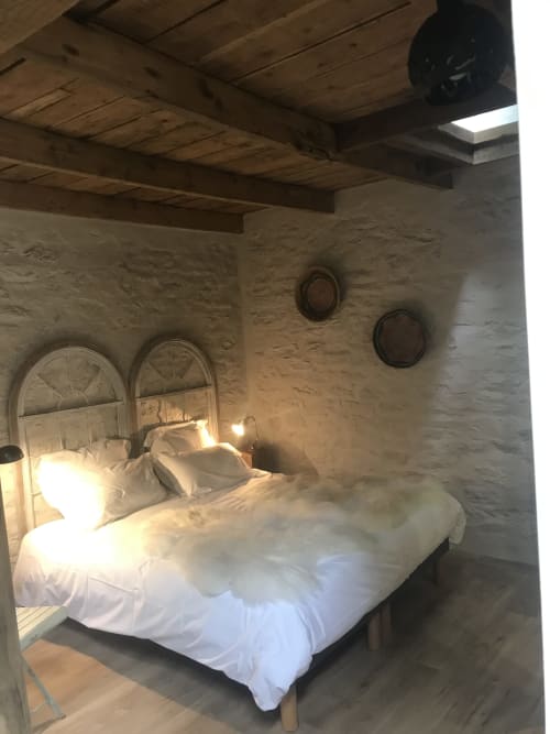 Chambre rustique du Petit Manoir de Kériolet avec poutres apparentes, murs de pierre et literie blanche