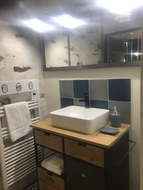 Salle de bain moderne du gîte La Bergerie au Petit Manoir de Kériolet, Concarneau, avec vasque blanche et chauffage