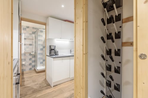 Cuisine moderne d'appartement de ski à ARC 1800- résidence Bellecôte avec placards blancs, kitchenette équipée et sèche-chaussures chauffant