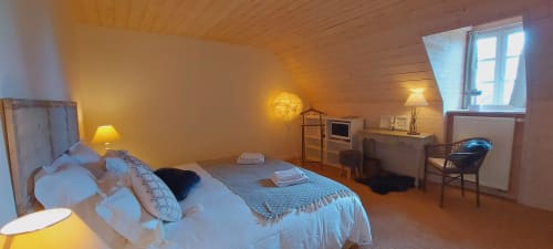 Chambre Nuage au Mas De Rigoulac en Argences-en-Aubrac, France avec plafond en bois, lits jumeaux et décor moderne
