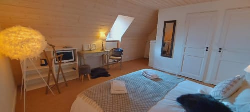 Chambre Nuage au Mas de Rigoulac, Argences-en-Aubrac : lit, bureau, puits de lumière et portes blanches
