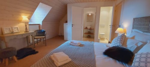 Spacieuse chambre au Mas De Rigoulac avec salle de bains privative, puits de lumière et mobilier contemporain à Argences-en-Aubrac
