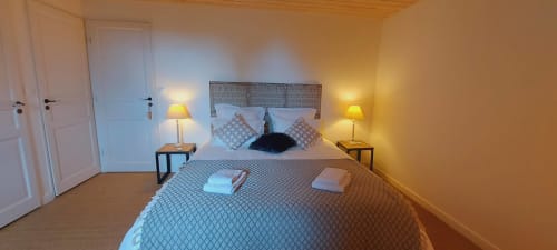 Chambre Nuage du Mas De Rigoulac, Argences-en-Aubrac, avec lit queen, lampes de chevet et portes blanches