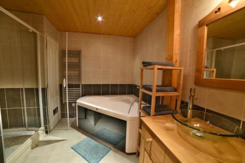 Appartement avec baignoire spa dans le Jura