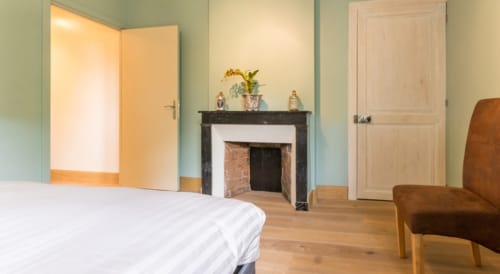 chambre rénovée avec cheminée - Domaine du Réveillon