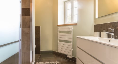 salle de douche spacieux e- Domaine du Réveillon