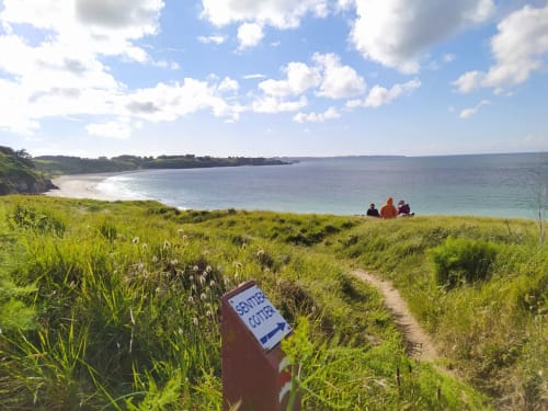 Marcheurs en pause sur les falaises de Samzun - Locmaria- les maisons de Kerdavid'île