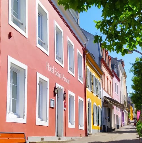 Maisons colorées avenue Carnot - à Le Palais, la capitale de Belle île - location vacances Kerdavid'île