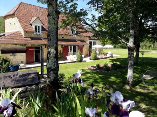 vue façade avec puits en pierre