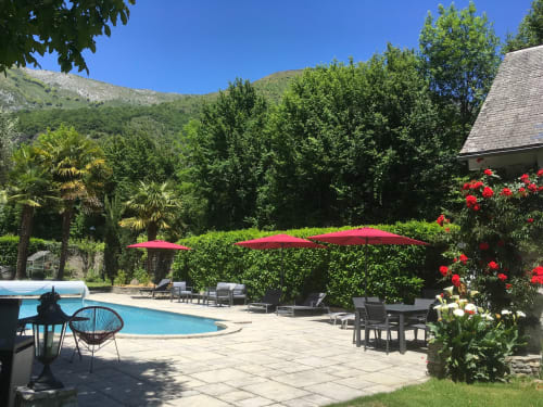 L'espace piscine chauffée et sécurisée avec volets roulants et barrières de protection sera l'endroit idéal pour vous détendre et vous reposer après une journée de cyclisme, de randonnée ou de visite des lieux incontournables des Pyrénées. Vous pourrez également profiter du spa, du sauna et pourquoi pas vous programmer un massage pour un bien être maximal