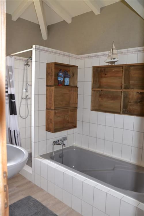 Salle de bain spacieuse - Domaine le Mathi
