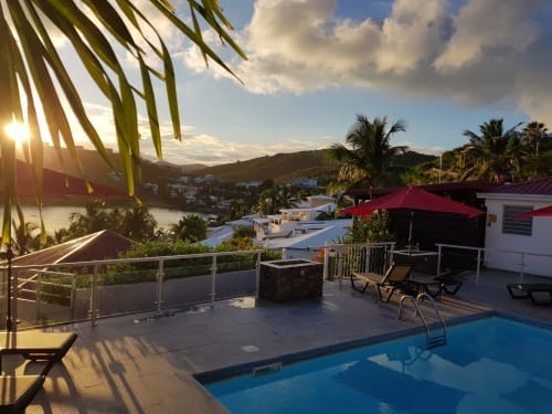 piscine du gite - vue sur la mer - les balcons d’oyster pond