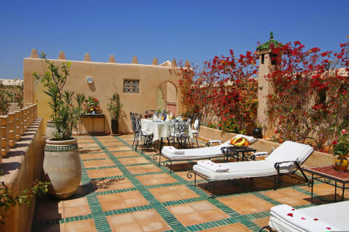 Terrasse mit Liegestühlen