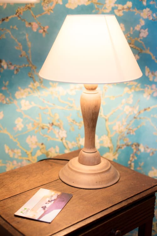bedside table - lamp - bed and breakfast 4 persons - bed and breakfast in Épernay 