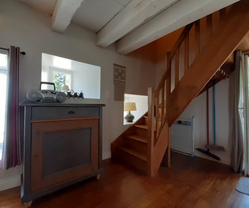 séjour avec accès aux chambres et salles d'eau à l'étage