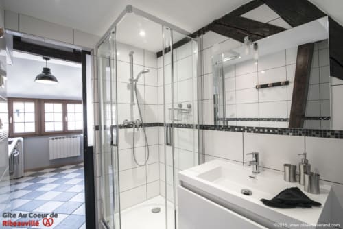 Geräumiges Badezimmer - Gîtes au coeur de Ribeauvillé