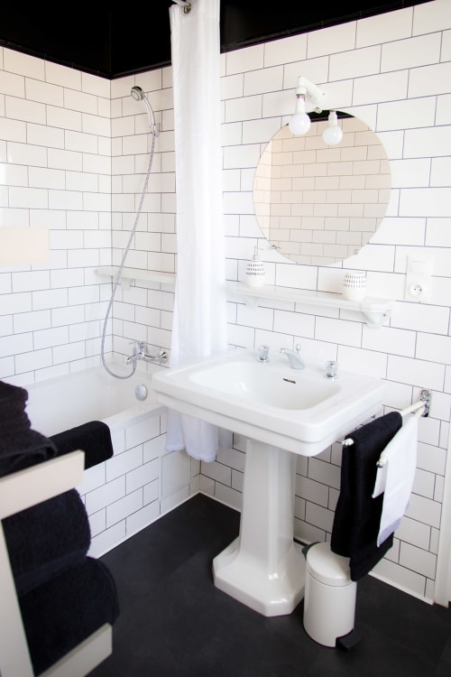 bathroom - inspiration - decoration - white and black bathroom - Les Olivanies guest rooms 