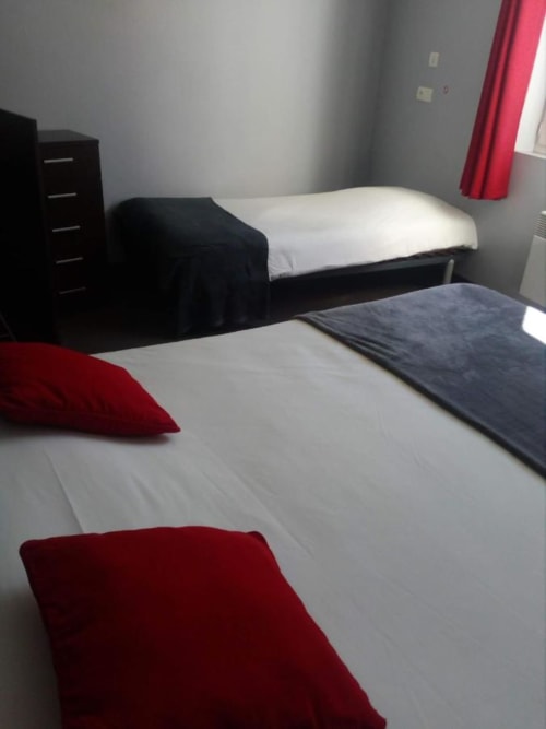 Chambre trois personnes, Auberge de Barnas, Auvergne-Rhône-Alpes. 