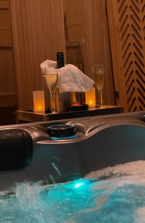 accès privatif Espace bien-être avec jacuzzi, sauna et douche, maison d’hôtes à Evry, Essonne, France, détente, luxe, ambiance apaisante.