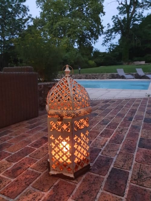 terrasse, Lanterne décorative au bord piscine, terrasse élégante maison d’hôtes à Evry, Essonne, France, ambiance douce, détente, charme nocturne