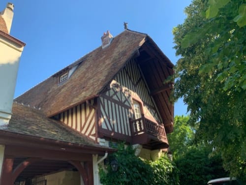 maison de normande authentique avec colombages, maison d’hôtes à Evry, Essonne, France, charme, élégance, patrimoine, ambiance chaleureuse.