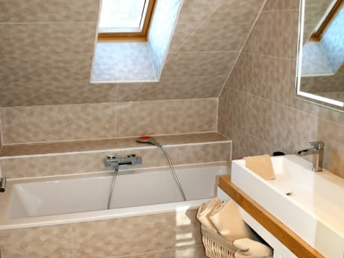 salle de bain avec baignoire