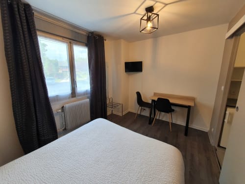 bedroom with desk - vacation with friends at lac de laffrey