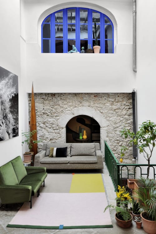un salon dans un patio avec une lumière naturelle