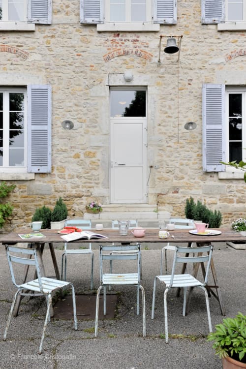 un petit déjeuner servi dans le jardin