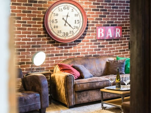 salon cosy gite alsace briques rouge horloge gare canapé cuir
