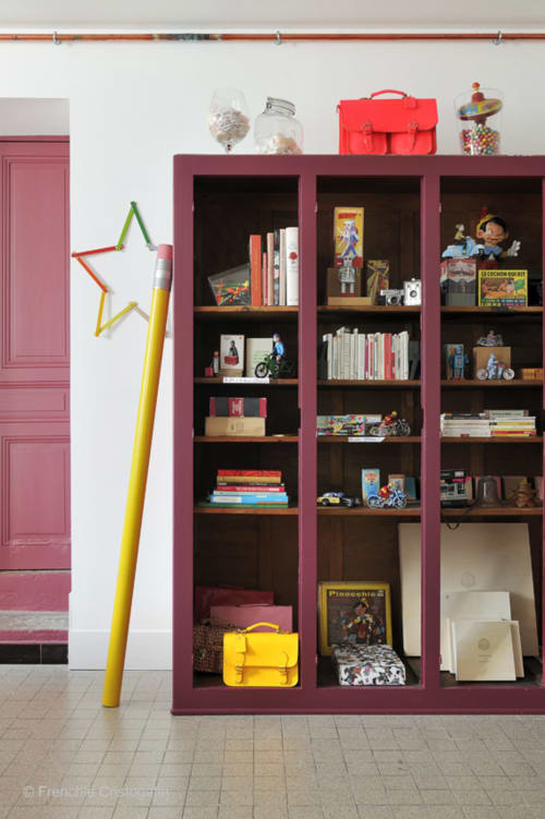 des meubles pleins d'objets 