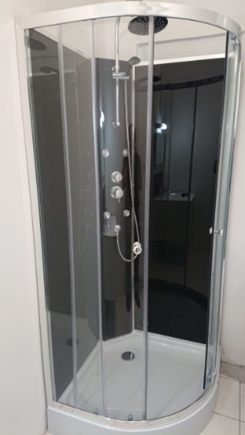 Douche, salle de bain, studio, Mayotte. 
