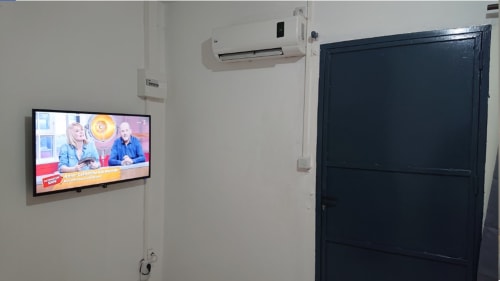 Entrée avec télévision et climatisation, hébergement Mayotte zone Nel.