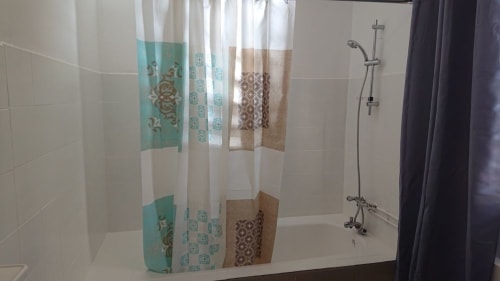 Salle de bain, douche baignoire, zone Nel, Mayotte.