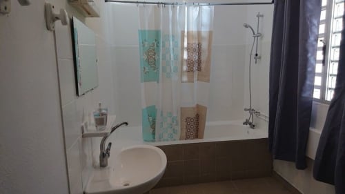 Salle de bain, baignoire, vasque, studio deux personnes, Mayotte. 