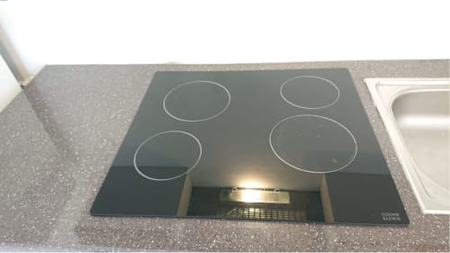 Plaque à induction, cuisine toute équipée, appartement Mayotte.