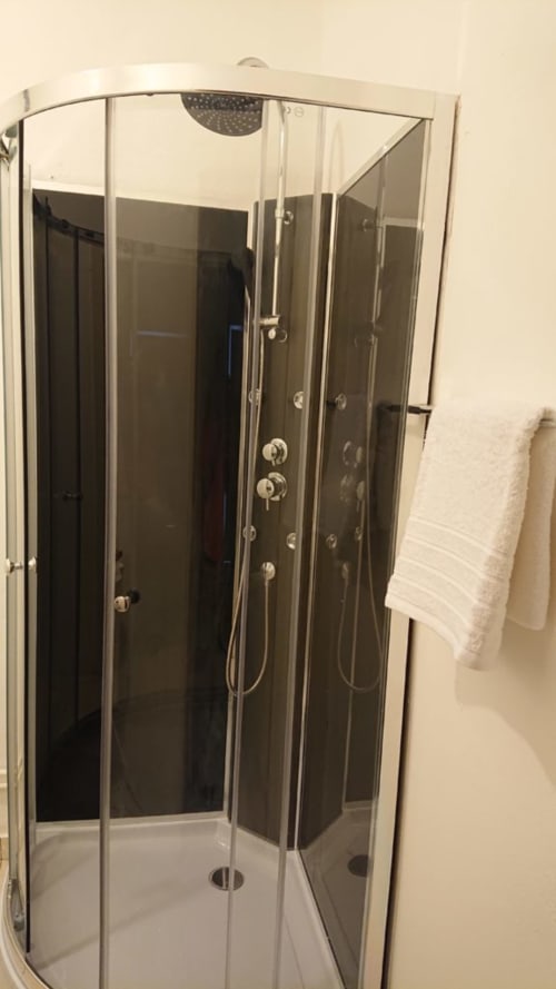 Salle de bain, douche, appartement Mayotte. 