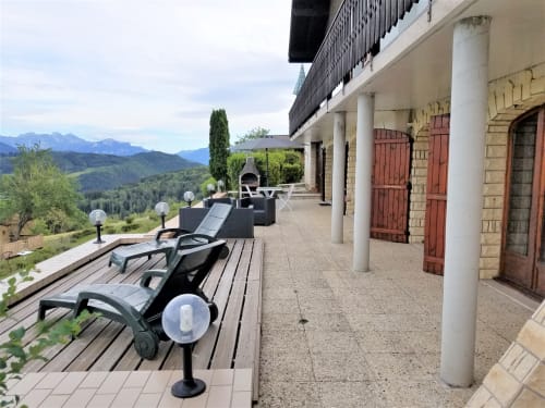 Terrasse avec vue sur la montagne, Ô panora'gîte, Boëge. 