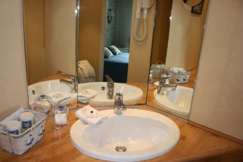 Modern bathroom in Alexandre Apartment at La Chatellenie B&B, Saint Aubin le Cauf, with round sink and triple mirrors