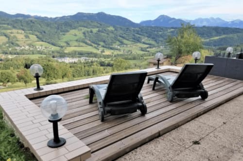 Terrasses du gîte avec vue sur la vallée, Boëge, France.